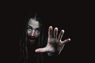 逃脱还是战斗？体验生存恐惧与刺激共存的《猎人来了我怕怕中文版》游戏引发热议