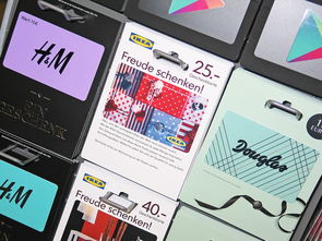 笑傲江湖歌词：唱尽江湖恩怨，笑看红尘繁华，剑指天涯笑傲江湖。