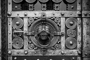 (洞察摸金)探秘摸金校尉之山洞古墓：历史传说背后的神秘探险之旅