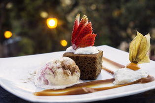 请帮我保护我的蛋糕!别抢我的美味甜点,让我安安静静享用我的甜甜滋味。 请帮我保护我的蛋糕!别抢我的美味甜点,让我安安静静享用我的甜甜滋味。