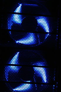 (电脑开机黑屏风扇转转停停)电脑开机后一直黑屏，风扇转但系统未启动，如何解决？