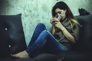 (男生不堪一击,遭到多名女生的连环欺凌和围攻的电影)男生不堪一击，遭到多名女生的连环欺凌和围攻