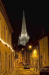 探讨摄影艺术与影视表演惯用手法的融合：以‘光影同行,巧扼右翼’为引领的跨界实践与研究