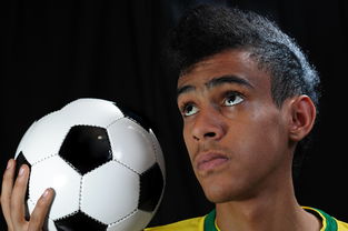 内马尔在街头踢球的才艺展示:巴西球星内马尔在街头足球比赛中惊艳表现 内马尔在街头踢球的才艺展示:巴西球星内马尔在街头足球比赛中惊艳表现