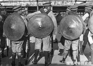 在民国动荡时期，一位普通人如何凭借捡漏文物逆袭发家致富的传奇故事