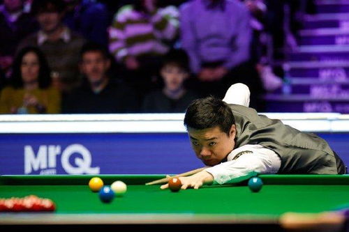 斯诺克英锦赛资格赛第三日:选手角逐晋级名额展现实力 斯诺克英锦赛资格赛第三日:选手角逐晋级名额展现实力